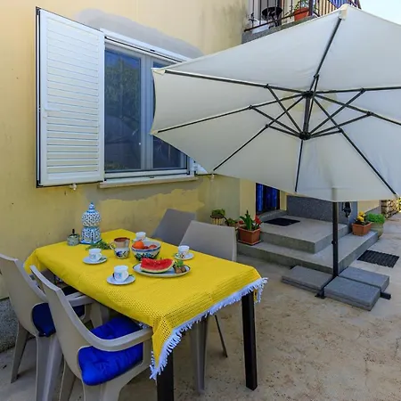 Apartment Vivi With Terrace Daire