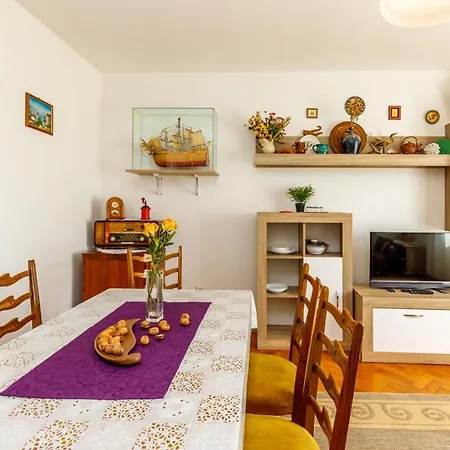 Apartment Vivi With Terrace Apartman